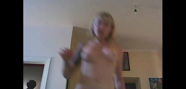 what a naughty housewife! all naked and struggling with the vacuum cleaner
